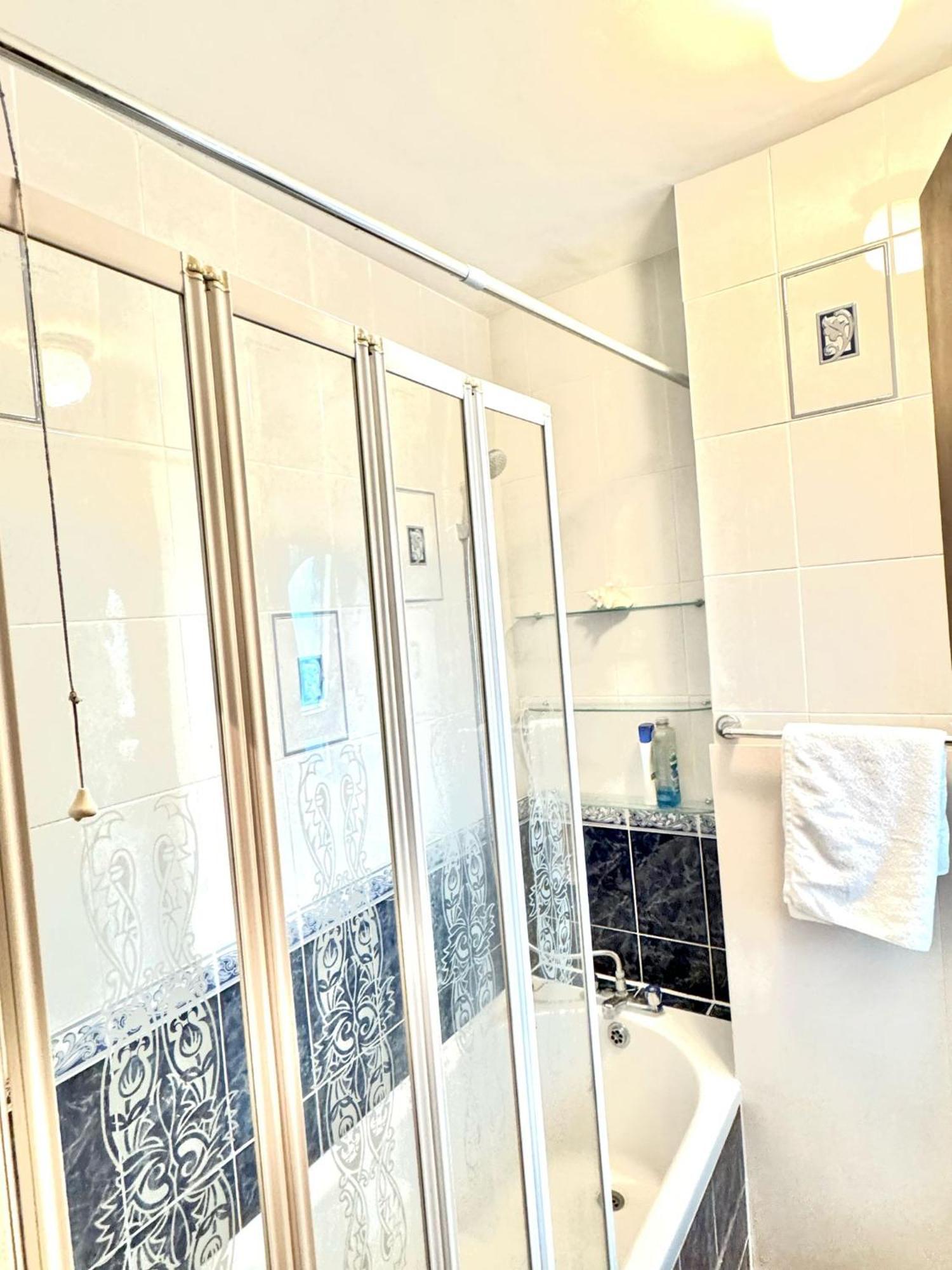 Ec1v Guest house